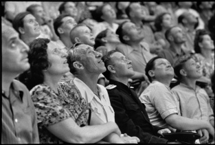 crowd-watching-soviet-union-moscow-circus-1954
